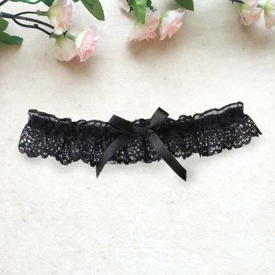 Crna podvezica kao modni dodatak 2494